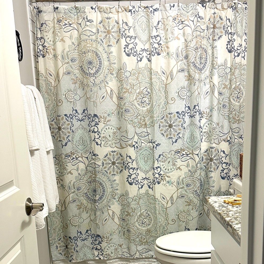 Madison Park (Kohl’s) shower curtain VGUC navy, aqua, tan and off white
